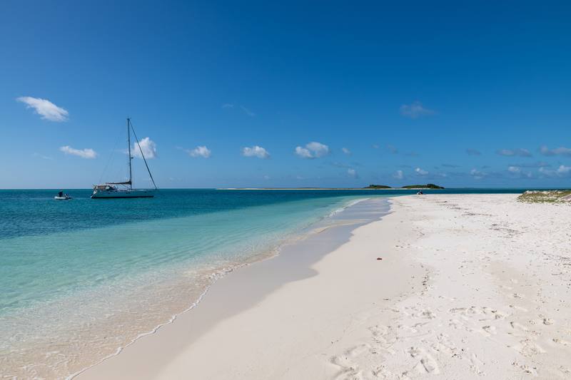 Playa y embarcación en Los Roques